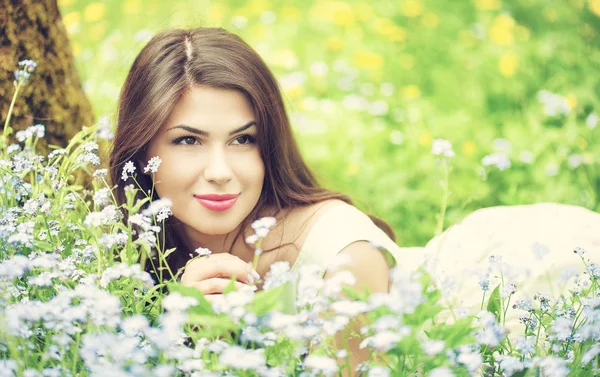 Young woman is lying on field — Stock Photo, Image