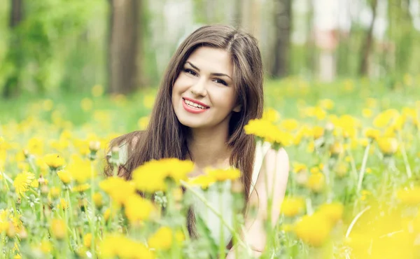 Junge Frau liegt auf Feld — Stockfoto