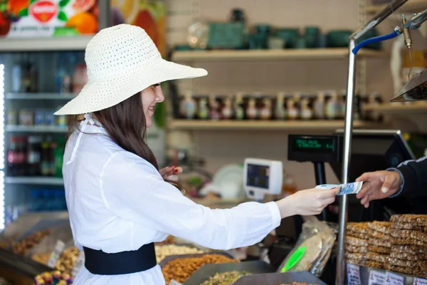 Kvinna i en butik köper produkter — Stockfoto