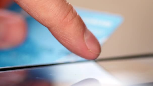 Uomo che utilizza smartphone per l'acquisto online con carta di credito — Video Stock