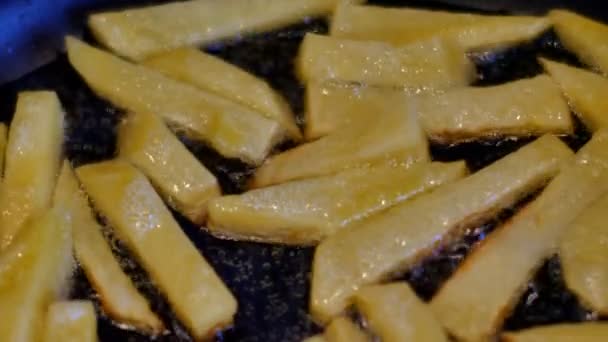 Pommes frites tillagning i kokande olja — Stockvideo