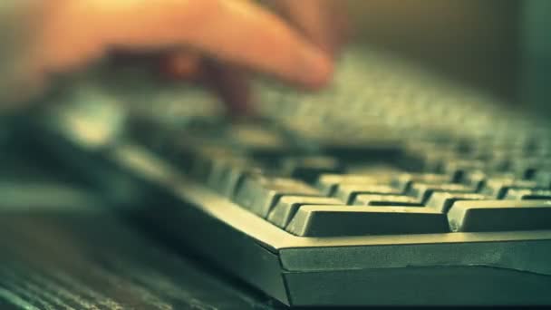 Hombre escribiendo algo usando el teclado de la computadora. Vídeo 4K — Vídeo de stock