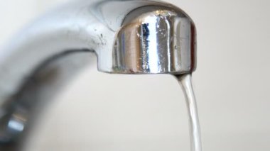 Gotas de agua cayendo de un grifo antiguo en el fregadero — Vídeo de