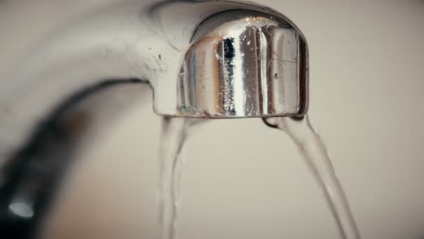 Le gocce d'acqua cadono da un vecchio rubinetto nel lavandino — Video Stock
