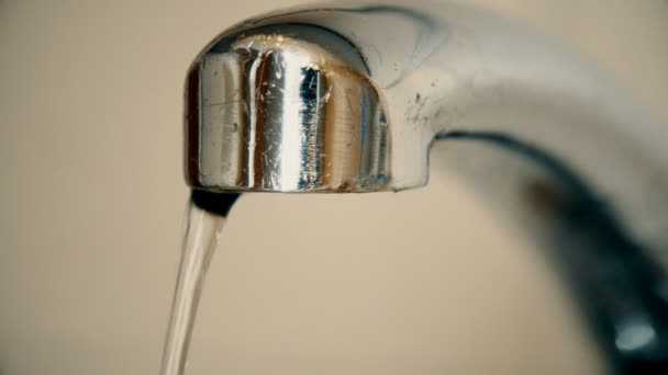 Gotas de agua cayendo de un viejo grifo en el fregadero — Vídeos de Stock