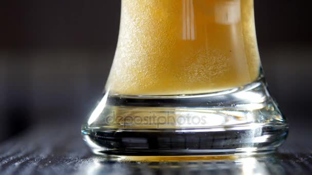 Movimiento lento de verter cerveza ligera en el vidrio. Vídeo UltraHD — Vídeo de stock