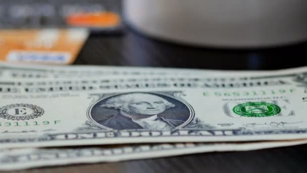 Close up van handen tellen dollarbiljetten. UltraHD beeldmateriaal — Stockvideo