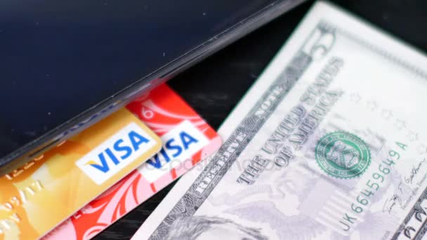 Καταβολή ή Καταμέτρηση τραπεζογραμματίων δολαρίων. Πιστωτικές κάρτες που βρίσκονται κοντά τους. — Αρχείο Βίντεο