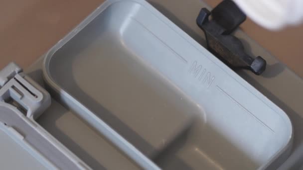 Рука кладет порошок в посудомоечную машину, а потом закрывает крышку. . — стоковое видео