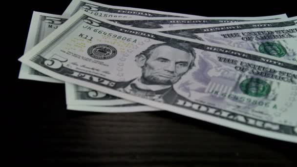 Close up van tellen dollarbiljetten. UltraHD beeldmateriaal — Stockvideo