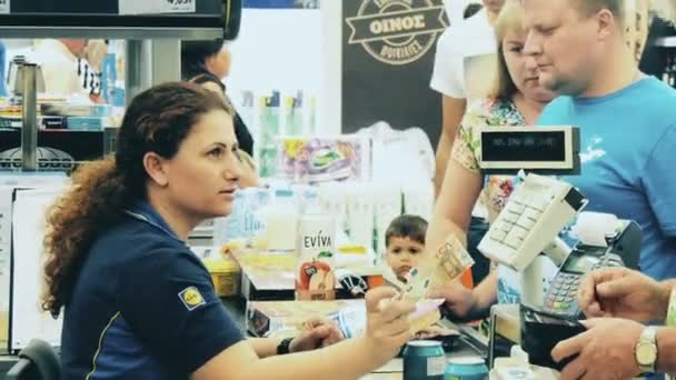 Kunde steht an der Kasse in einem Markt Schlange — Stockvideo