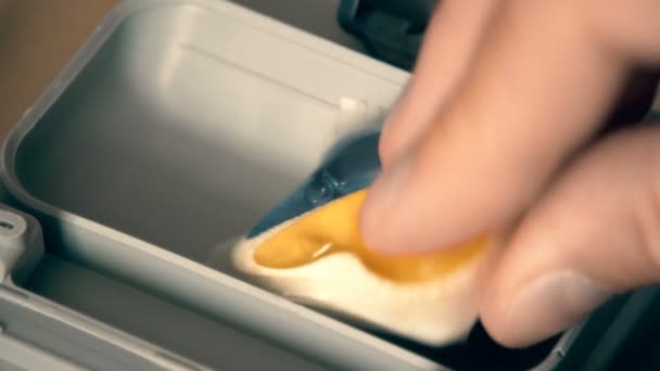 Рука кладе таблетку для миття посуду в дозатор посудомийної машини — стокове відео