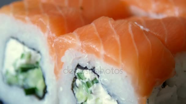 Japoński sushi na czarnej płycie. 4 k Ultrahd wideo — Wideo stockowe
