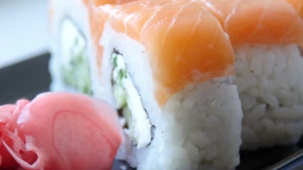 Sushi japonês na placa preta. 4K UltraHD de vídeo — Vídeo de Stock