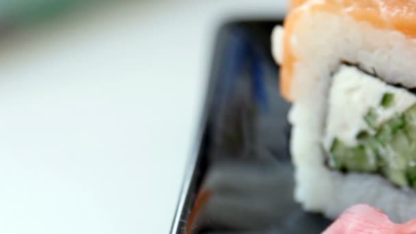 ブラック プレートに日本の寿司。4 k Ultrahd ビデオ — ストック動画