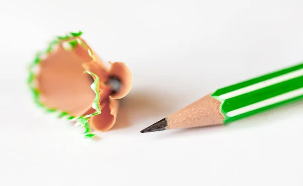Zöld ceruza és a forgács, a fehér könyv — Stock Fotó