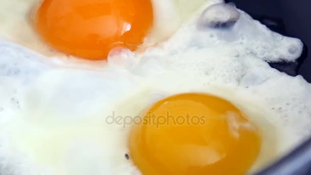 Яйца, приготовленные на сковороде. Видеозапись 4K UltraHD — стоковое видео