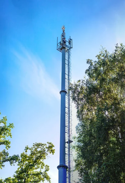 Rede celular torre de rádio de telefonia móvel — Fotografia de Stock