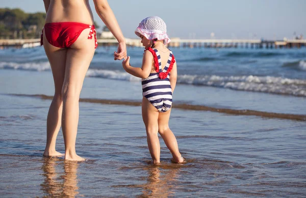 Mutter und Tochter spazieren am Strand — Stockfoto