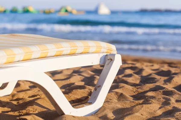 Strandstoel aan zandstrand van blauwe zee — Stockfoto