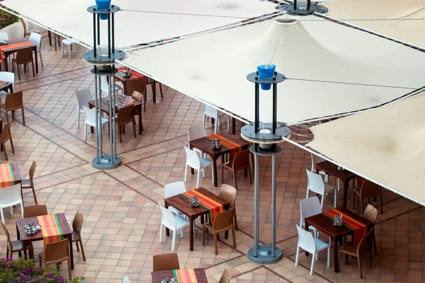 Mesas vacías en restaurante callejero — Foto de Stock