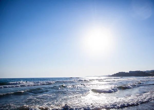 蓝天上美丽的大海和太阳 — 图库照片