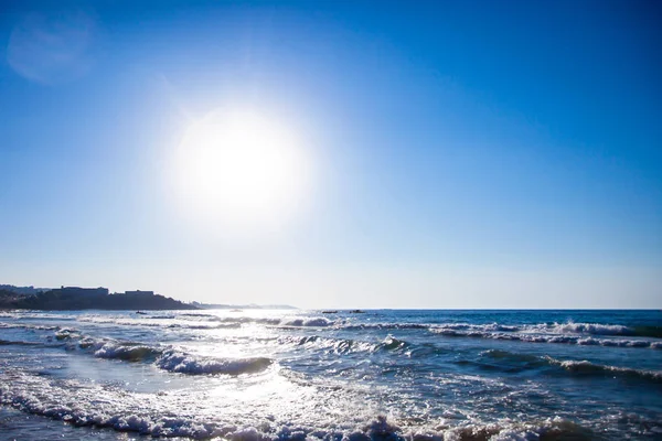 Bela vista da paisagem marinha com sol brilhante — Fotografia de Stock