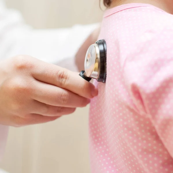 病院で子供の女の子を調べる医師 — ストック写真