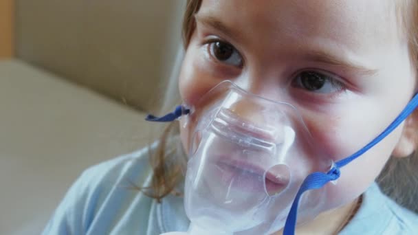 Kind meisje in een masker voor ademhaling inhalatie medicatie — Stockvideo