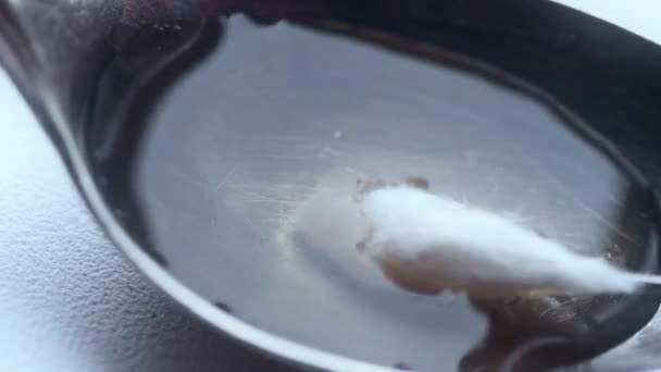 A heroína da sujeira é filtrada com algodão em uma agulha em uma seringa de vidro. UltraHD — Vídeo de Stock
