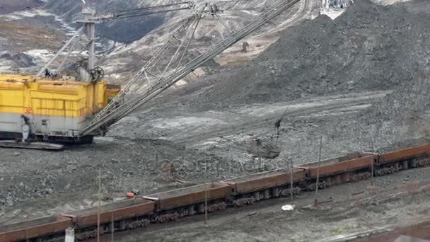 Grävmaskin lastning av järnmalm på tåg — Stockvideo