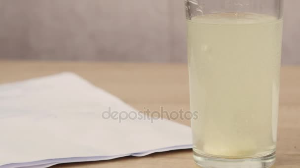 Homem tomando um copo com vitaminas comprimido dentro — Vídeo de Stock
