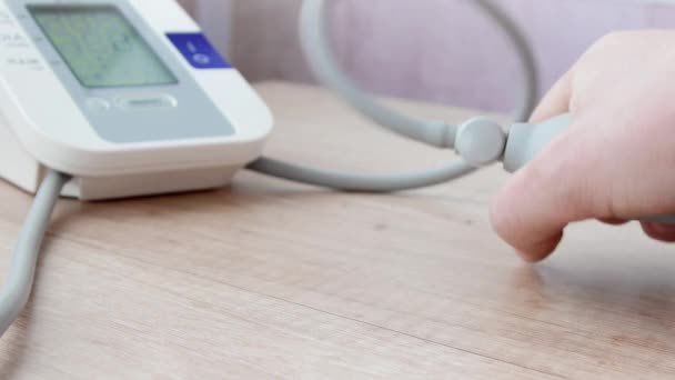 의사는 혈압을 측정입니다. 4 k Ultrahd 비디오 — 비디오