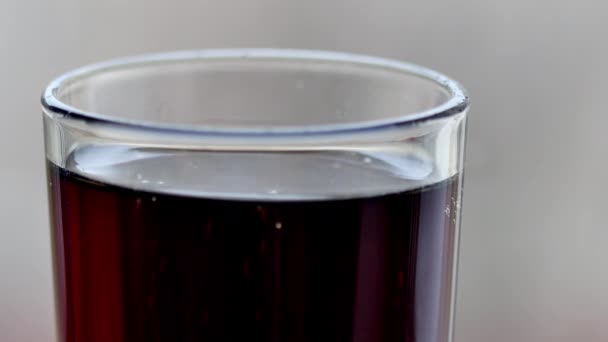 可乐在玻璃杯里倒满了气泡。Ultrahd 视频 — 图库视频影像