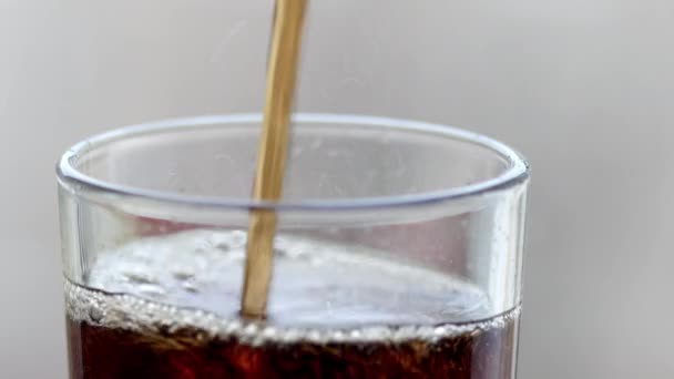 Cola sta versando nel bicchiere con le bolle. UltraHD video — Video Stock