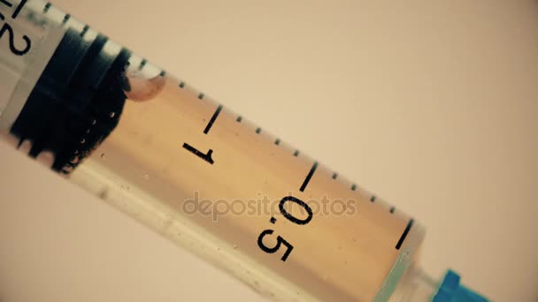 Gros plan sur la seringue pendant l'injection de drogues ou de médicaments. Vidéo UltraHD — Video