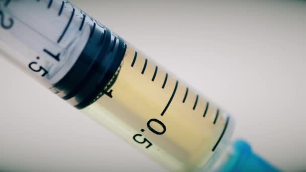 Close-up van spuit tijdens de injectie drugs of Geneeskunde. UltraHD video — Stockvideo