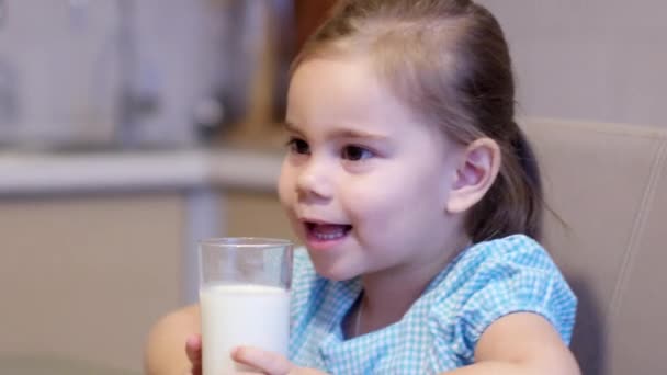 Petite fille enfant boire un lait — Video