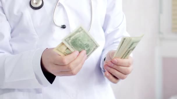 Um médico corrupto a contar dinheiro e a pô-lo no bolso. UltraHD de vídeo — Vídeo de Stock