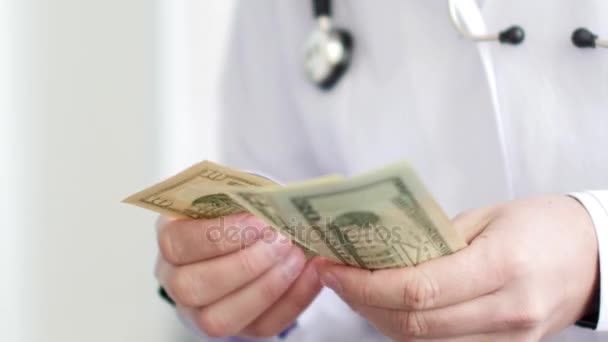 Κατεστραμμένο γιατρός καταμέτρηση χρημάτων και τη θέση της στην τσέπη του. UltraHD βίντεο — Αρχείο Βίντεο