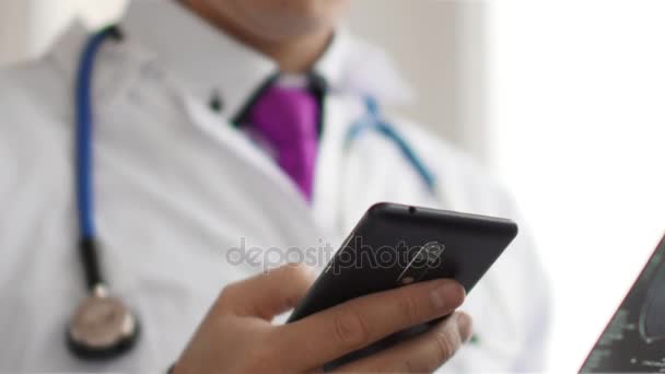 Läkare Visa Mri scan och skriva Sms till någon. 4 k Ultrahd-video — Stockvideo