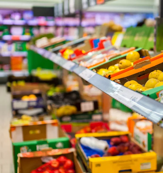 Owoce i warzywa na półkach w supermarkecie — Zdjęcie stockowe