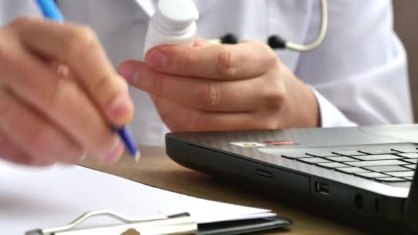 Médicos mano escribiendo una receta — Vídeos de Stock