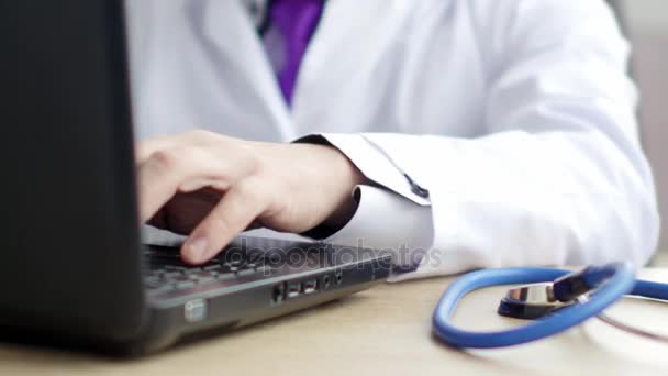 Médico usando seu laptop no trabalho — Vídeo de Stock