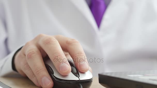 Tıp doktoru kabine içinde laptop üzerinde çalışıyor. Flip UltraHD video — Stok video