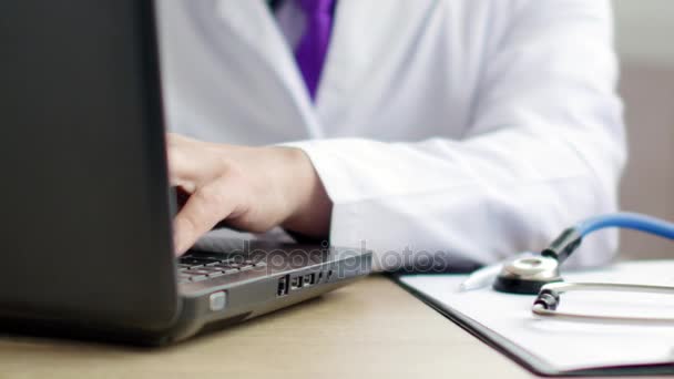 Läkare använder sin bärbara dator på jobbet — Stockvideo