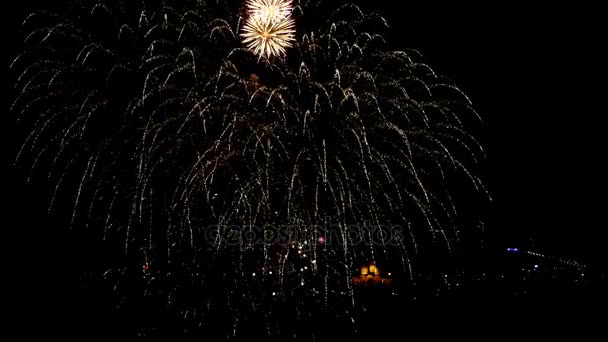 Geweldige vuurwerk boven de stad in de nachtelijke hemel met geluid. UltraHD video — Stockvideo
