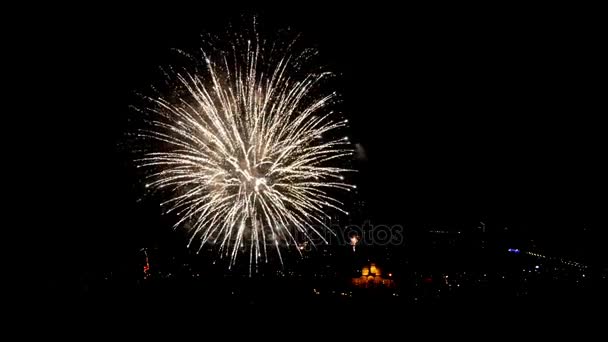 Erstaunliches Feuerwerk über der Stadt am Nachthimmel mit Klang. Ultraschall-Video — Stockvideo