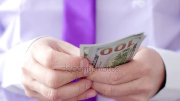 Человек в костюме считает деньги на банкнотах. UltraHD видео — стоковое видео