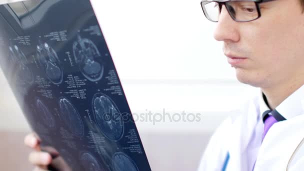 Médico a passar receita médica. 4K UltraHD de vídeo — Vídeo de Stock